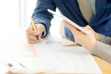 Veri touchpad üzerinde tartışırken iş arkadaşları