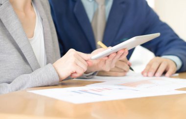 Görüntü iş kadınları ve işadamları bilgisayar proje tartışıyor