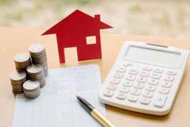 Kavramı kitap ve ev, kağıt tasarrufu ile sütunlardaki sikke yığını