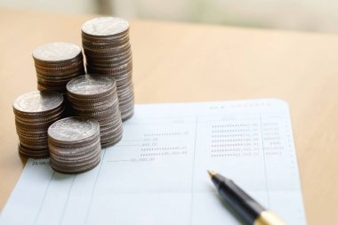 Paralar yığın kitap Finans kaydetme ve konsantrasyon bankacılık ile sütunlar içinde