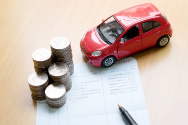 Satır paralar, hesap kitap, araba. Finans ve bankacılık kavramı.