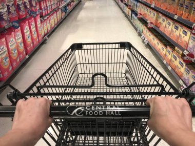 Şarap şişeleri raflar süpermarkette arabası