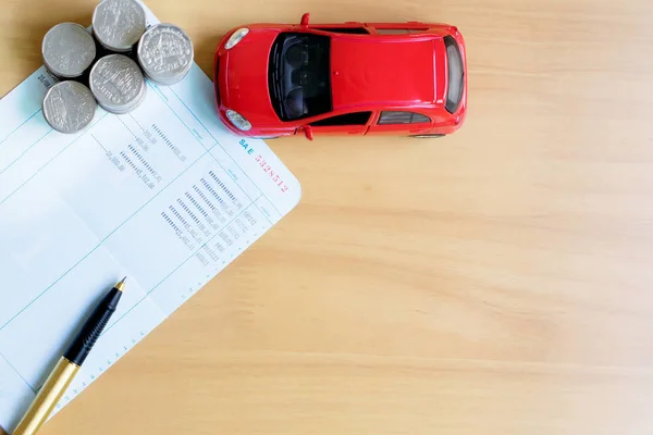 Monedas apiladas en columnas, libro de ahorro, coche. Financiación y cooperación bancaria — Foto de Stock