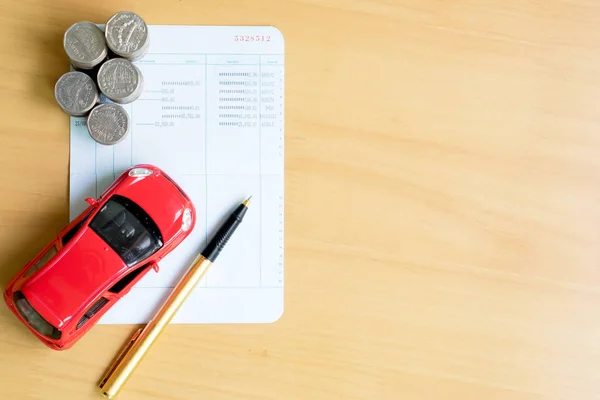 Munten stapel in kolommen, opslaan van boek, auto. Financiën en bankwezen co — Stockfoto