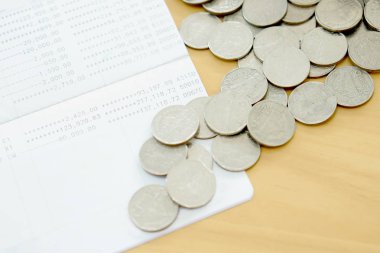 Hesap cüzdanı ve madeni paralar