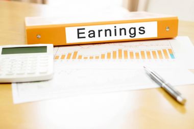 Office ile hesap makinesi ve kalem masa üzerinde turuncu bağlayıcı