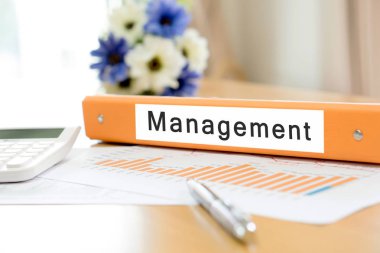 Turuncu Ciltçi borçlu hesap makinesi ile ofiste masa ve 