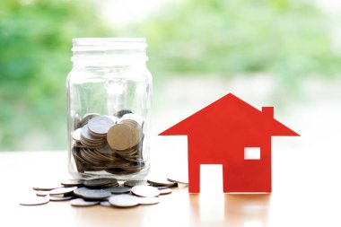 Para kavanozu kırmızı ev ile çıktı. Ev concept için kaydetme