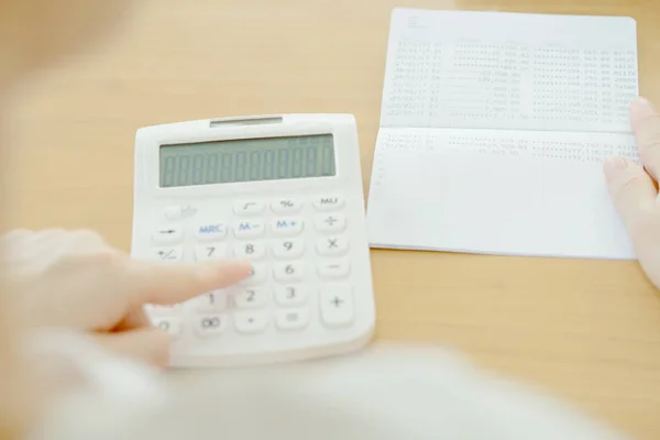 Rozmycie interesu Użyj kalkulatora obok passbook — Zdjęcie stockowe