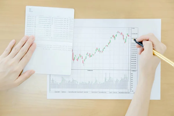 Samenvattend verslag van de zakenvrouw en financiële analyseren concept, — Stockfoto