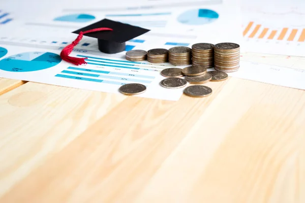 Geld, Charts und Graduierungskappen — Stockfoto