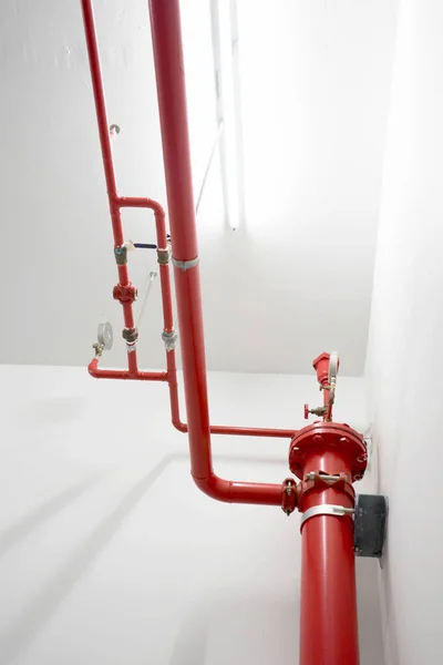 Труба пожарного гидранта подключена к базе — стоковое фото