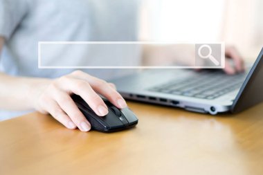 Laptop Arama İnterneti kullanan kadın