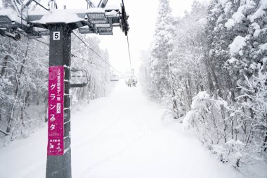 Gala Yuzawa, Japonya - 14 Aralık 2018: Kar Üzerine Kablo Araba Gökyüzü