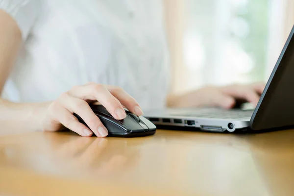 Immagine di mani femminili clic del mouse del computer — Foto Stock