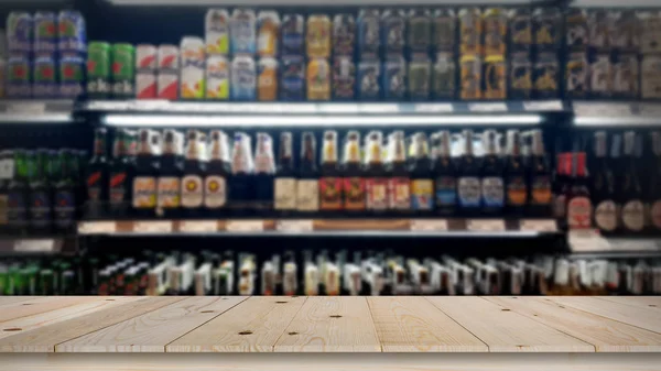 Botol-botol anggur kabur abstrak di rak-rak alkohol di supermar — Stok Foto