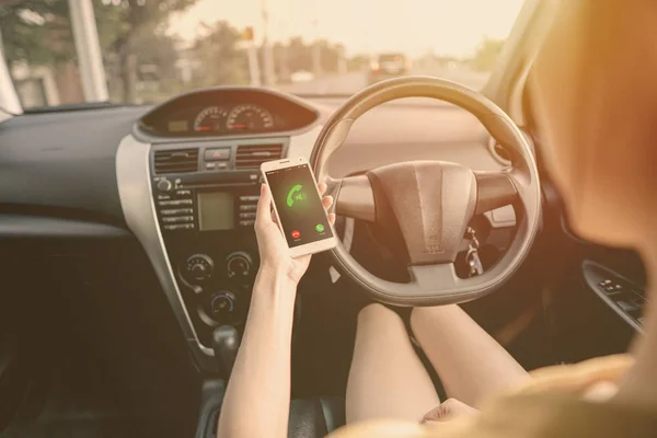Zbliżenie kobiety rozmawiającej przez telefon komórkowy podczas jazdy samochodem. — Zdjęcie stockowe