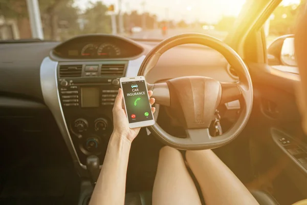 具有汽车保险概念的妇女呼叫智能手机的特写 — 图库照片