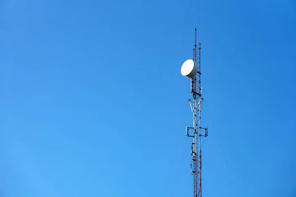 Hoher Telefonmast. schöner Himmel mit einem Kommunikationsturm — Stockfoto