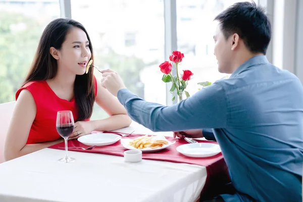 幸せな男と女のレストランで昼食をとる — ストック写真
