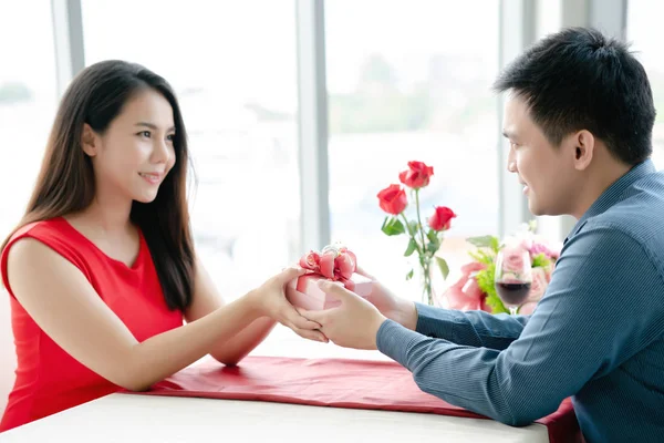 Regalo sorpresa para una chica, Día de Valentive . — Foto de Stock