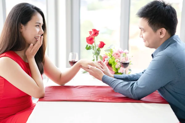 恋人に婚約指輪を提案する男 — ストック写真