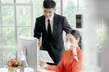 Ofis ekibi grafik üzerinde çalışıyor.