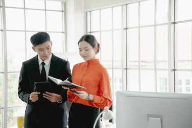 Sosyal medyada çalışan iki yaratıcı küçük işletme sahibi 