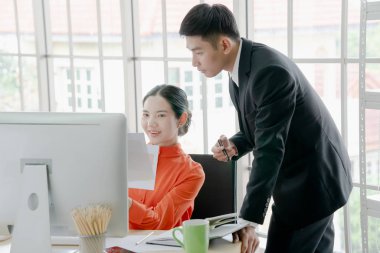 Grafikleri analiz eden iki genç iş adamı