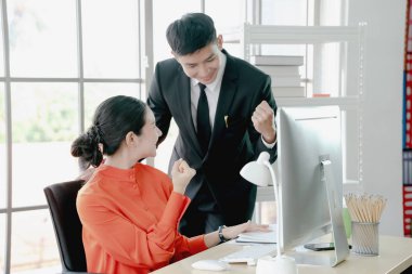 İyi bir ekip çalışması resul kutluyor mutlu duygu heyecan iş arkadaşları