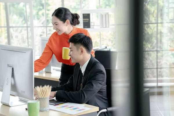 Zakenmensen analyseren marktonderzoeksstatistieken op moderne — Stockfoto