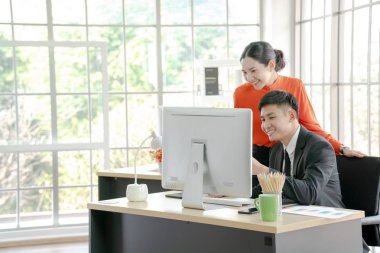 Modern piyasa araştırma istatistiklerini analiz eden iş adamları