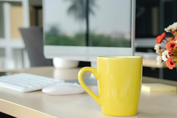 Komputerowa klawiatura muzy i kawa na stole — Zdjęcie stockowe