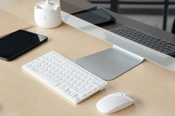 Bureaublad en kantoorbenodigdheden, muis en toetsenbord. — Stockfoto