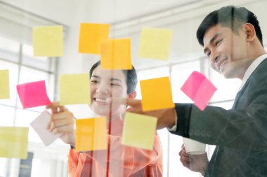 Genç yaratıcı iş adamları ofiste buluşuyor..