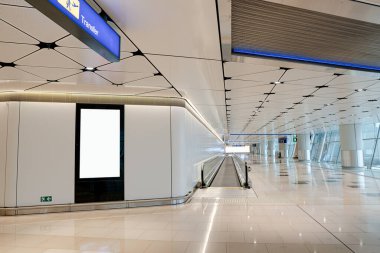Havaalanı arka planındaki boş reklam panosu büyük 