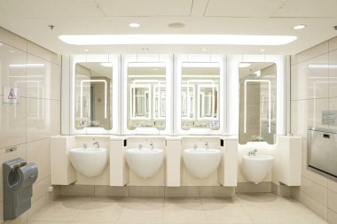 Erkekler tuvaleti havaalanında.