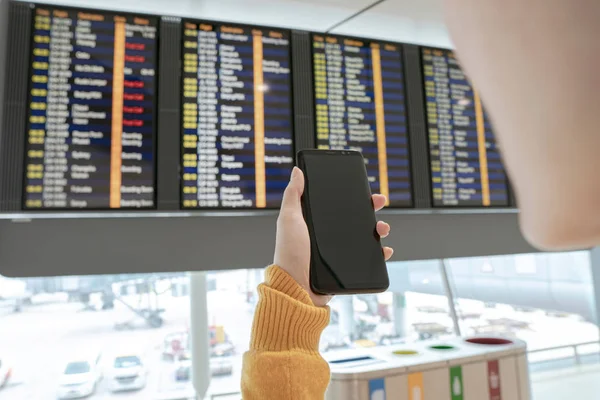 Giovane Donna Controllare Suo Tempo Volo Aeroporto — Foto Stock