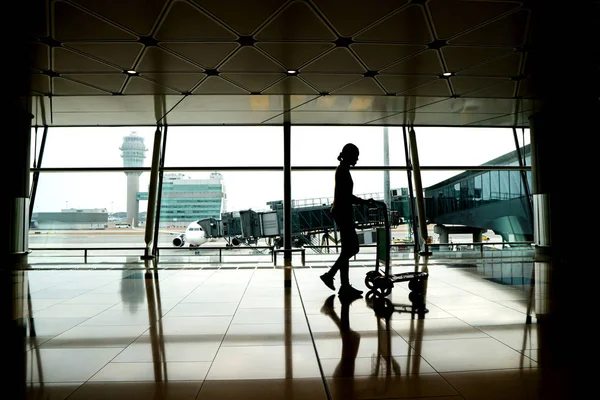 Egy Sziluettje Aki Reptér Terminálján Sétál Fel Gépre Utas Repülőtéri — Stock Fotó