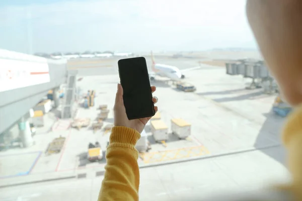Γυναίκα Hand Hold Smartphone Στο Αεροδρόμιο — Φωτογραφία Αρχείου