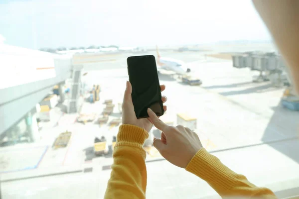 Woman Hand Hold Smartphone Airport — Stockfoto