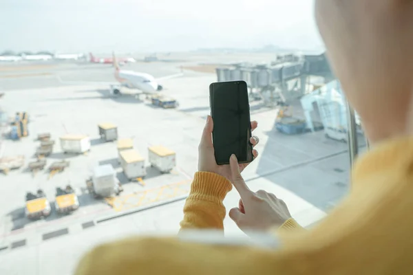 Woman Hand Hold Smartphone Airport — Stockfoto