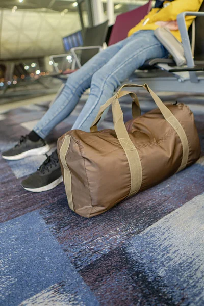Ung Kvinna Internationella Flygplats Väntar Sin Flykt Kvinnliga Passagerare Vid — Stockfoto
