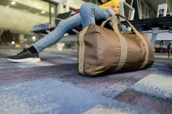 Ung Kvinna Internationella Flygplats Väntar Sin Flykt Kvinnliga Passagerare Vid — Stockfoto