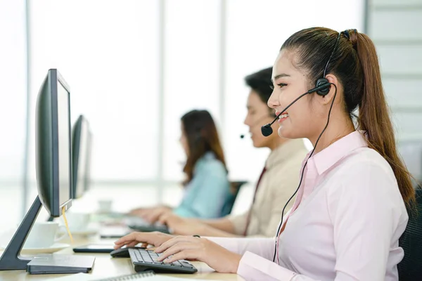 Call Center Werknemers Vergezeld Van Haar Team Lachende Klant Ondersteuning — Stockfoto