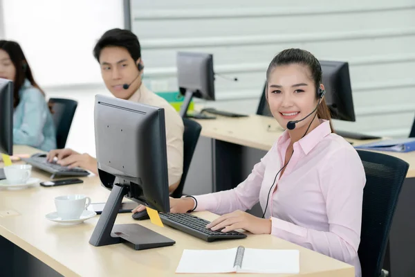 Call Center Werknemers Vergezeld Van Haar Team Lachende Klant Ondersteuning — Stockfoto