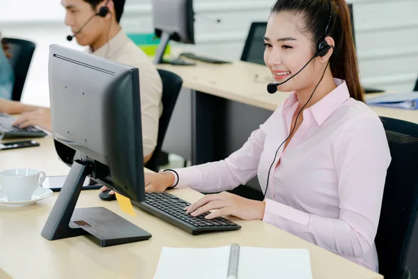 Shot Van Een Gelukkige Call Center Agent Die Werkt Haar — Stockfoto