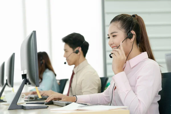 Positieve Vrouwelijke Customer Services Agent Met Headset Call Center — Stockfoto