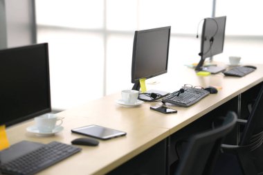 Modern bir ofis veya eğitim merkezinde sandalye ve kulaklıkların yan görünümü