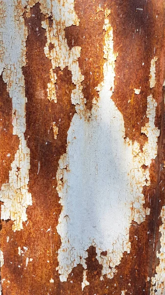 Foto Van Een Roestige Stalen Deur Met Schilferende Verf Isolaat — Stockfoto